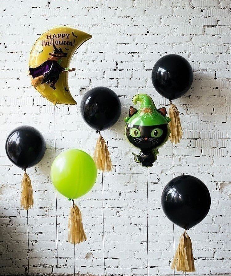 Композиция из шариков для декора комнаты на Хэллоуин